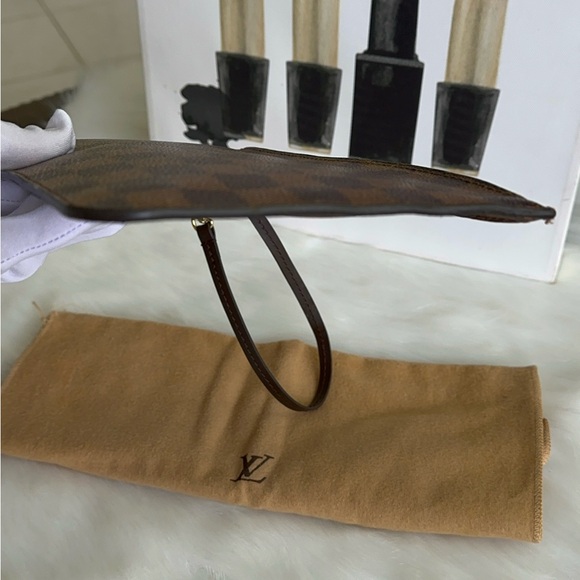 Auth Louis Vuitton Wristlet - Picture 14 of 17